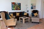 Wohnzimmer mit 3-er Sofa und 2 Sesseln - Wohnung 029 - Top-Hundeurlaub