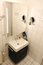 Badezimmer mit Waschbecken und Spiegel - Wohnung 029 - Top-Hundeurlaub