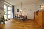 Essbereich mit Blick zum Balkon - Wohnung 082 - Top-Hundeurlaub