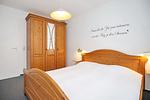 Schlafzimmer mit Kleiderschrank und Doppelbett - Wohnung 082 - Top-Hundeurlaub