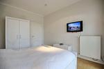 1. Schlafzimmer mit TV - Wohnung 02 - Top-Hundeurlaub