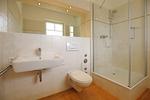 Duschbad mit Waschbecken und WC - Wohnung 02 - Top-Hundeurlaub