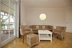 Wohnzimmer mit Sitzecke - Wohnung 04 - Top-Hundeurlaub