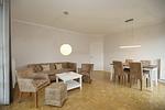 Wohnzimmer mit Sitzgruppe und Essbereich - Wohnung 04 - Top-Hundeurlaub