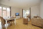Wohnzimmer mit Blick zur Terrasse - Wohnung 04 - Top-Hundeurlaub