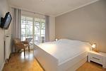 1. Schlafzimmer mit Doppelbett - Wohnung 04 - Top-Hundeurlaub