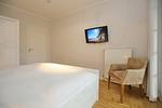 1. Schlafzimmer mit TV - Wohnung 04 - Top-Hundeurlaub