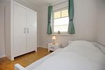 2. Schlafzimmer mit Kleiderschrank - Wohnung 04 - Top-Hundeurlaub