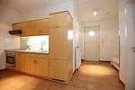 Küchenzeile mi Blick zur Tür - Wohnung 04 - Top-Hundeurlaub