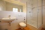 Duschbad mit Waschbecken und WC - Wohnung 04 - Top-Hundeurlaub