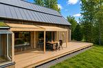 Große Holzterrasse am ökologischen Ferienhaus CIRCUITUS in Schweden - CIRCUITUS - Top-Hundeurlaub
