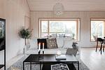 Heller Wohnbereich mit großen Fensterfronten im ökologischen Passivhaus CIRCUITUS - CIRCUITUS - Top-Hundeurlaub