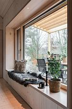 Heller Fensterbereich mit Blick in die Wälder Smålands im CIRCUITUS - CIRCUITUS - Top-Hundeurlaub