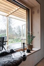 Große Fensterfront mit Naturblick im nachhaltigen Ferienhaus CIRCUITUS in Småland - CIRCUITUS - Top-Hundeurlaub
