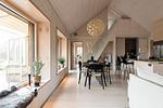 Lichtdurchfluteter Wohn- und Essbereich im ökologischen Passivhaus CIRCUITUS - CIRCUITUS - Top-Hundeurlaub