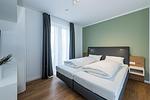 Schlafzimmer mit Doppelbett - Deichhäuser Anna Küste 8-20 - Top-Hundeurlaub