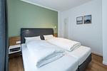 Schlafzimmer mit Doppelbett - Deichhäuser Anna Küste 8-20 - Top-Hundeurlaub