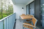 Überdachter Balkon mit Sitzgelegenheit - Deichhäuser Anna Küste 8-20 - Top-Hundeurlaub