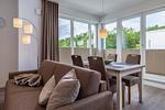 Wohn-/Essbereich mit Esstisch, Sitzgelegenheiten und Zugang zur Dachterrasse - Aparthotel Ostseeallee 2-18 - Top-Hundeurlaub
