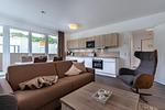 Wohn-/Essbereich mit Doppelschlafcouch, Couchtisch, Sessel und Küchenzeile - Aparthotel Ostseeallee 2-18 - Top-Hundeurlaub