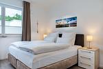 Schlafzimmer mit Boxspringbett (1,80 x 2,00 m) - Aparthotel Ostseeallee 2-18 - Top-Hundeurlaub