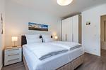 Schlafzimmer mit Boxspringbett und Kleiderschrank - Aparthotel Ostseeallee 2-18 - Top-Hundeurlaub