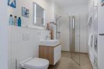 Badezimmer mit Dusche, Waschtisch, Spiegel und WC - Aparthotel Ostseeallee 2-18 - Top-Hundeurlaub