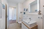 Badezimmer mit Waschtisch, Spiegel und WC - Aparthotel Ostseeallee 2-18 - Top-Hundeurlaub