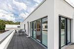 Dachterrasse mit Tisch und Sitzgelegenheiten - Aparthotel Ostseeallee 2-18 - Top-Hundeurlaub