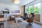 Wohn-/Essbereich mit Doppelschlafcouch, Couchtisch und Sessel - Aparthotel Ostseeallee 3-25 - Top-Hundeurlaub