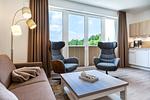 Wohn-/Essbereich mit Couchtisch und Sessel - Aparthotel Ostseeallee 3-25 - Top-Hundeurlaub