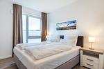 Schlafzimmer mit Boxspringbett (1,80 x 2,00 m) - Aparthotel Ostseeallee 3-25 - Top-Hundeurlaub