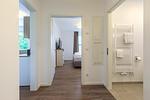 Flur mit Blick zum Schlaf-/und Badezimmer - Aparthotel Ostseeallee 3-25 - Top-Hundeurlaub