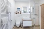 Badezimmer mit Dusche, Waschtisch, Spiegel und WC - Aparthotel Ostseeallee 3-25 - Top-Hundeurlaub