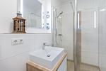 Badezimmer mit Dusche, Waschtisch und Spiegel - Aparthotel Ostseeallee 3-25 - Top-Hundeurlaub
