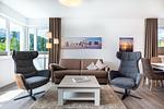 Wohn-/Essbereich mit Doppelschlafcouch, Couchtisch und Sessel - Aparthotel Ostseeallee 3-28 - Top-Hundeurlaub