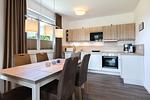 Wohn-/Essbereich mit Tisch, Sitzgelegenheiten und Küchenzeile - Aparthotel Ostseeallee 3-28 - Top-Hundeurlaub
