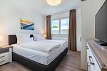 Schlafzimmer mit Doppelbett - Aparthotel Ostseeallee 3-28 - Top-Hundeurlaub