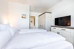 Schlafzimmer mit Doppelbett, Kleiderschrank, Kommode und TV - Aparthotel Ostseeallee 3-28 - Top-Hundeurlaub