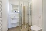Badezimmer "1" mit Dusche, Waschtisch, Spiegel und WC - Aparthotel Ostseeallee 3-28 - Top-Hundeurlaub