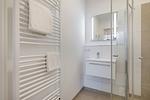 Badezimmer "1" mit Waschtisch und Spiegel - Aparthotel Ostseeallee 3-28 - Top-Hundeurlaub