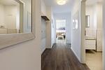 Flur mit Garderobe und Blick zum Badezimmer - Aparthotel Ostseeallee 3-28 - Top-Hundeurlaub