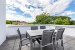 Dachterrasse mit Tisch und Sitzgelegenheiten - Aparthotel Ostseeallee 3-28 - Top-Hundeurlaub