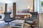 Wohn-/Essbereich mit Doppelschlafcouch und Sessel - Aparthotel Ostseeallee 4-29 - Top-Hundeurlaub