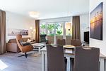 Wohn-/Essbereich mit Zugang zur Terrasse - Aparthotel Ostseeallee 4-29 - Top-Hundeurlaub