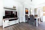 Wohn-/Essbereich mit TV, Esstisch und Sitzgelegenheiten - Aparthotel Ostseeallee 4-29 - Top-Hundeurlaub
