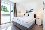 Schlafzimmer mit Boxspringbett (1,80 x 2,00 m) - Aparthotel Ostseeallee 4-29 - Top-Hundeurlaub