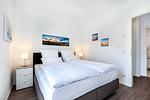 Schlafzimmer mit Boxspringbett (1,80 x 2,00 m) - Aparthotel Ostseeallee 4-29 - Top-Hundeurlaub