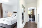 Flur mit Blick zum Schlafzimmer und Wohn-/Essbereich - Aparthotel Ostseeallee 4-29 - Top-Hundeurlaub