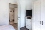 Schlafzimmer mit Kleiderschrank und TV - Aparthotel Ostseeallee 4-29 - Top-Hundeurlaub